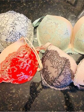 Victoria’s Secret 4/$50 32 DDD lace bras EXCELLENT LIKE NEW CONDITION